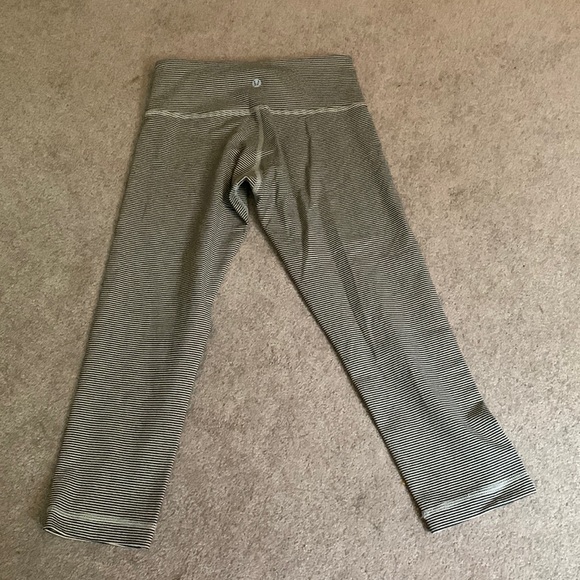 Lululemon Sz 4 Striped Crops - Picture 2 of 4
